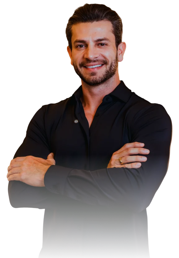 Dr. Thiago Borges, cirurgião vascular, de braços cruzados